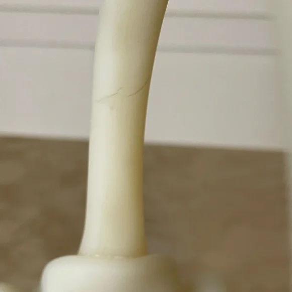 Fenton Satin Custard Glass Ruffled Glass Basket - Hand Painted & Signed - Picture 13 of 13